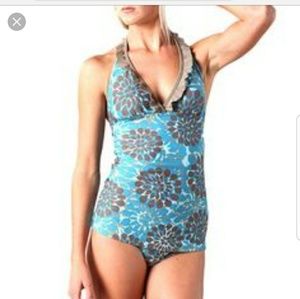 Adorable Downeast basics ruffle tankini top